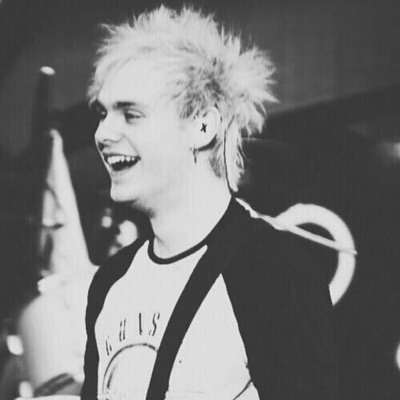 follow @fvckmichaell to help her gain x :)