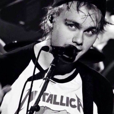 Miechael5SOS's profile picture. if you like me, i probably like you more. i play in a band, so do other people in my band. 
i saw your inidrects, and eventually he will too. ❤️