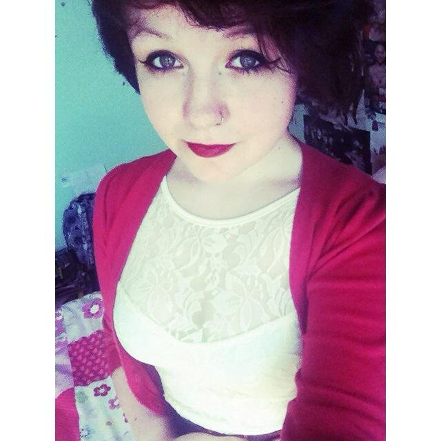I like bands and being a dork. YouTubers make me feel less alone. Hella Gay.