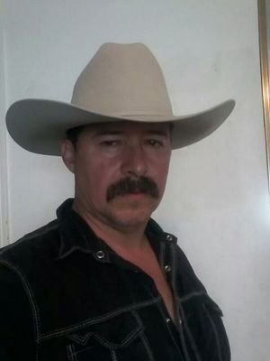 Actor y Cantante.
Nacido en Guadalajara.  Jalisco. 
Residiendo en California.