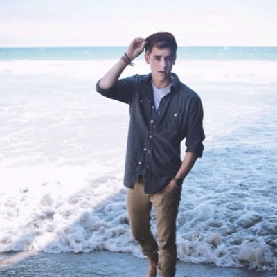 cfbiodm's profile picture. rt this link and follow darknipsdillon and she will dm you to connor franta!!!!