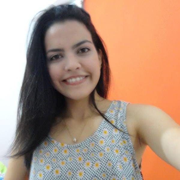 Licenciada en Bioanálisis (UC) Cristiana Católica. Me apasiona la música. Me fascina el canto, es mi sinónimo de libertad.
