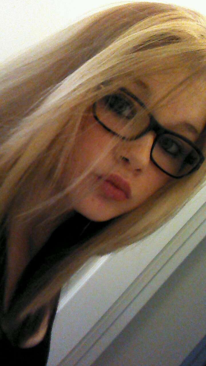 ♡I'm just like any other girl, who wants to be noticed by the one who she revolves her world around..♡