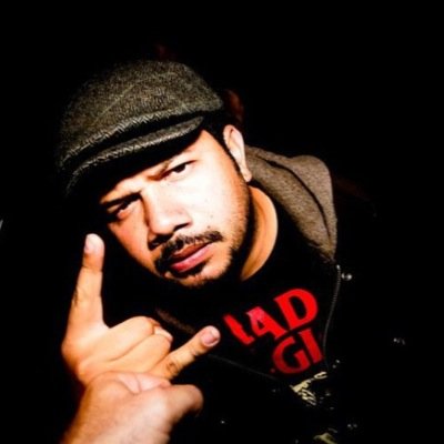 Voz en SEKA + Periodismo + Punk rocker + Historia + Música rebelde + Medio ambiente. Instagram: esteban_seka