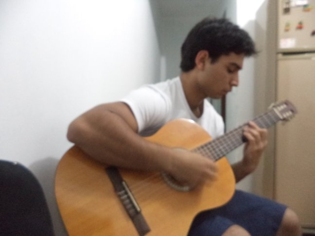 Talvez eu não chore, mas doí. Talvez eu não diga, mas eu sinto. Talvez eu não mostre, mas me importo.