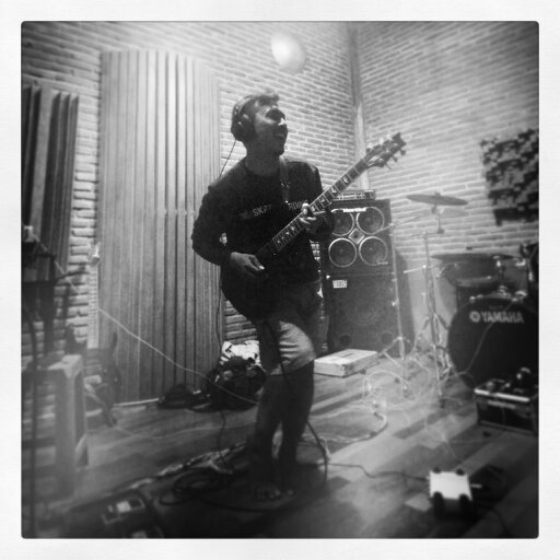 video.audio.photograph.fender strato guitar. canary breeder. blacktail shanma fighter