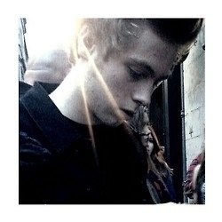 Hi ! Could you pleeeeaaase follow @TrulyMadlyHemmo i swear i dont suck that much