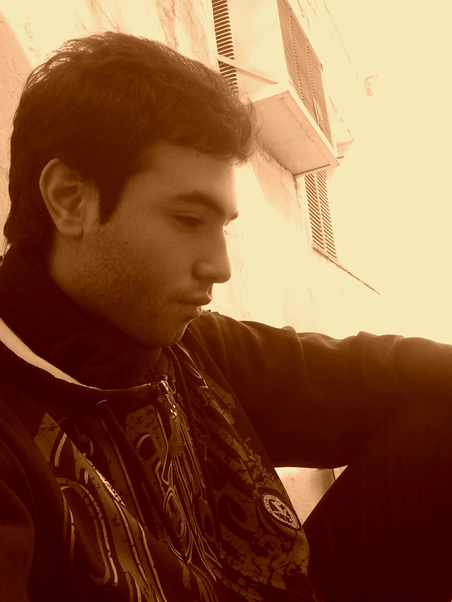 UlisesBenitez96's profile picture. Vivir solo cuesta vida