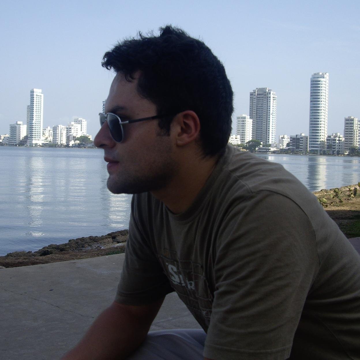 Abogado especialista en Derecho Constitucional y especialista en Filosofía del Derecho, Diplomado en Civilización y Filosofía Francesa Sorbonne Paris
