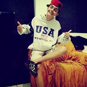Sou apenas mais um IDIOTA que acredita em amor :(