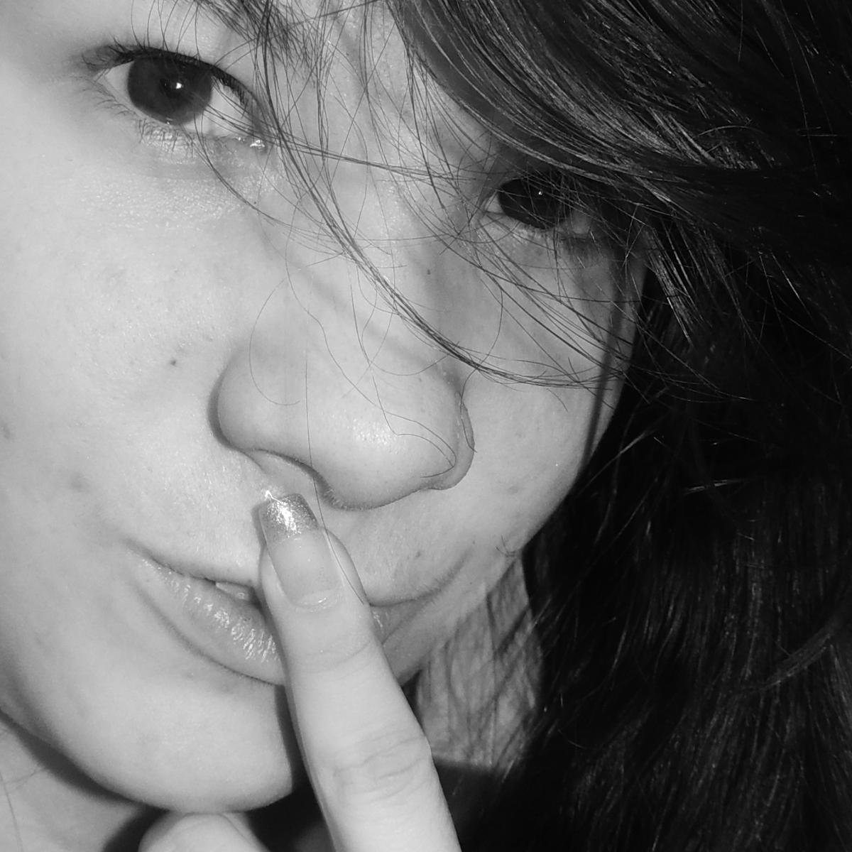 NO Dm  
Vendedora de sueños, portadora de secretos.