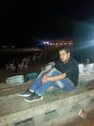 انا احمد طالب فى كلية تجارة جامعة عين شمس من القاهرة