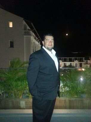 Empresario Panameño - Productor agropecuario - Creyente en el trabajo y el esfuerzo - Esposo de una fantástica mujer - Padre de 3 fabulosos hijos.