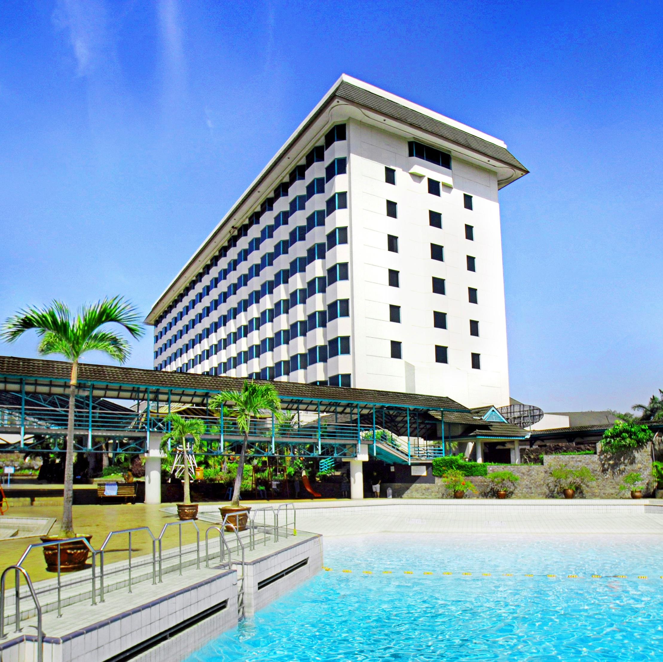4 star hotel with business, convention & family hotel concept.
We provide 208 rooms, 28 meeting rooms, and 3 swimming pools.
Follow our IG: horisonbandung