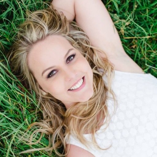 Country music Singer/Songwriter-Debut Album available soon! Ek hou soms my lyf Aktrise,maar sing is eintlik meer my ding. KaalvoetKarookind.Dromer.Kind van God.