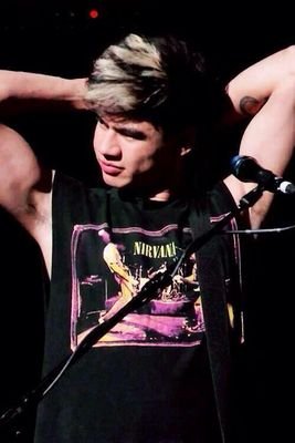 FOLLOW @5SOSdickisinme