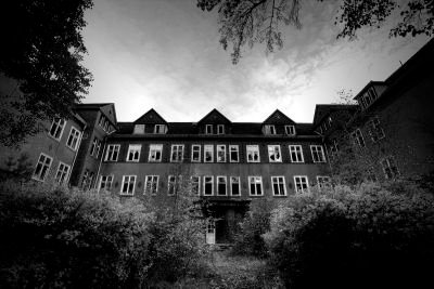 Enter in my hospital. Meet new people trapped in, you can hear some noise of kids, girls, or boys. don't be scared, voice, noise... The night is scared...