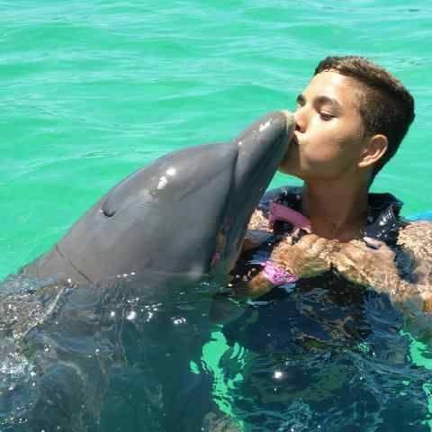 Holiwis:3 Soy Carlos Brito3 Sigueme y Te Sigo*--* :$