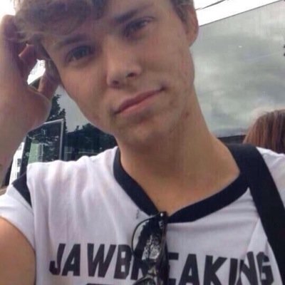 follow @spaceshipcal since she gave you this follow! if you already follow her consider this free :) ask for a fb if you want one (5sos & 1d accs sorry)