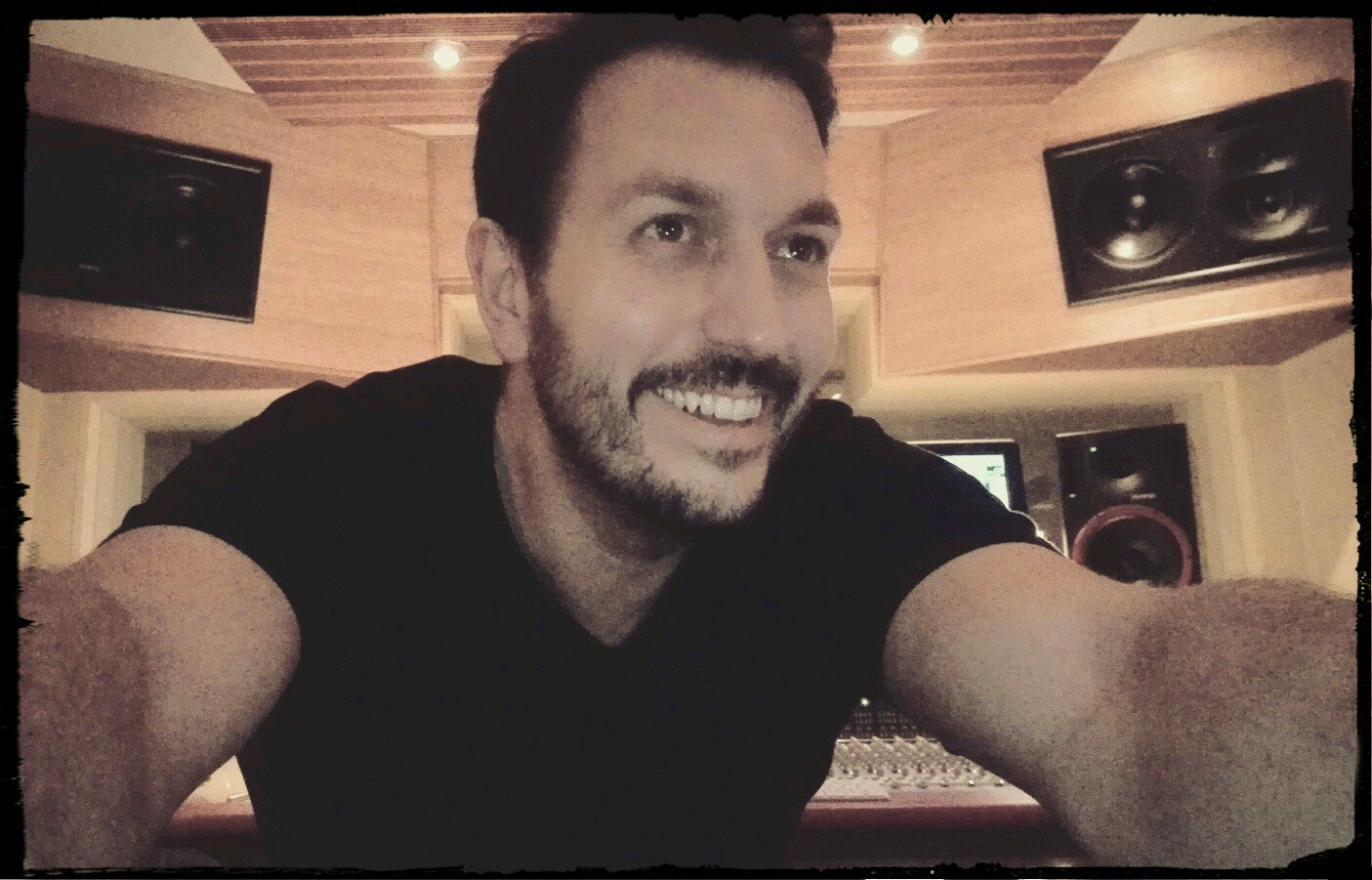 Productor discográfico, compositor  y técnico de sonido.
Conoce mi estudio de grabación http://t.co/CQdRmvtTPJ
Saludos a todos!!!