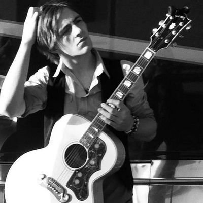 I'm in the R5Family. I love play the guitar and sing. Music, how can I live without you?