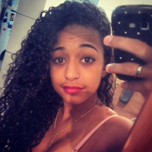 Alanna Luíza, morena, cabelos cacheados, baixinha linda *-*' 
Casada com Junior Santos. 
Salvador, Ba . 
Desejo toda positividade do mundo pra você ☮'