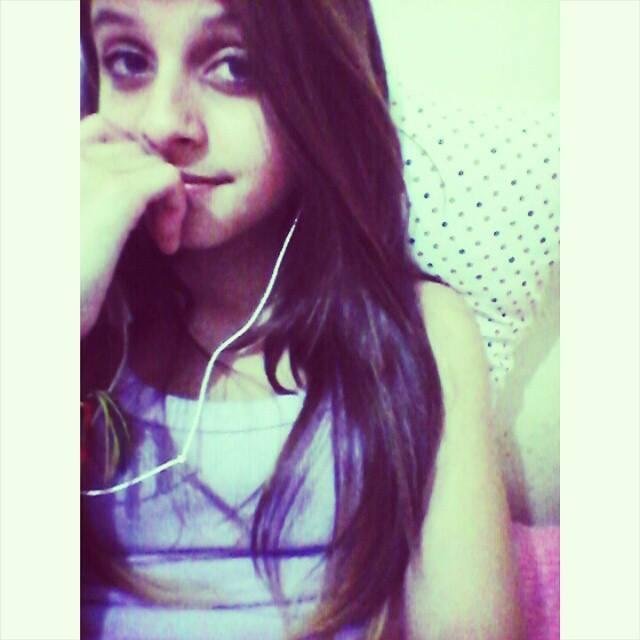 ''As criticas nao me abalam os elogios nao me iludem , sou oq sou nao oq dizen .''