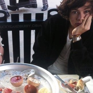 sztyless's profile picture. @18YRSLOU