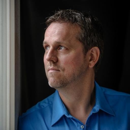 sportwetenschapper slash zanger vader tekstschrijver spreker van veel walletjes uitgever dagvoorzitter gespleten echtgenoot ondernemer verknipt lekker bezig