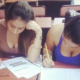 Madre de familia y esposa a la vez futura doctora :D barcelonista 100% y Venezolana de corazon