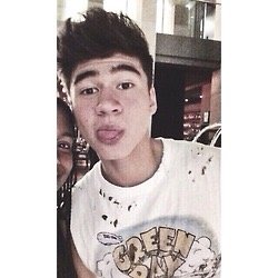follow @calumisahooker cause she gave u this free follow