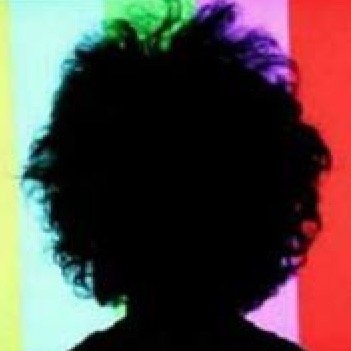 انسان متعجب من من هذي الحياه..حاط رجل على رجل واضحك على من يعتزم العقل وهو لم يخرج من بيت امه..اقبل انقد قبل المدح ..اقول كلامي بكل واقعيه