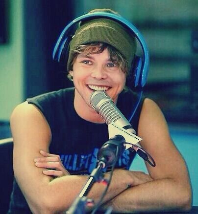 Ashton5SOSFam's profile picture. Ashton Irwin Love Army ♥                                 we're here for you always Ash! love you xx                  https://t.co/EsR7htNQzp