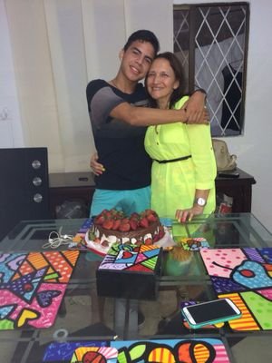 Hija de Dios, Feliz de la Vida, Dios esta con mi familia haciendo maravillas todos los dias. Hey tu felicidad esta en tu interior no la busques en otra parte ❤