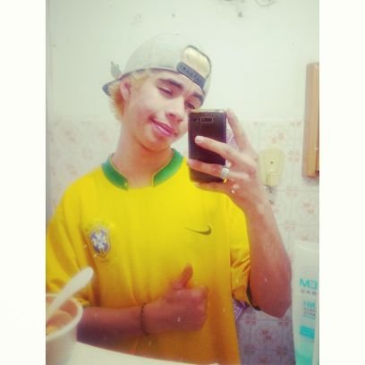 Vivo pra ser feliz e não pra te agrada de minhas atitudes !