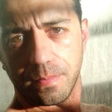 Quem sou? Uma me chama de Pai / Duas de Irmão / Poucos, mas que valem muito de Amigo / Outros de conhecido. Pra mim sou apenas EU.