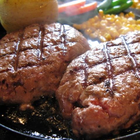 こんにちは、私は牛糞です。窒素、リン、カリウムといった植物が大好きなマクロ元素をたっぷり含んでいます。有機物と炭素が豊富で、微生物の活動を応援するエネルギー源として活躍するのが私の自慢です。人間の食事には向きませんが、肥料として土を豊かにする頼もしい存在だと自負しています！