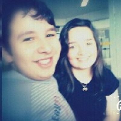 Amizade entre homem e mulher...Nao e que vai rolar o namoro...mas simmm a amizade verdadeira..... Olhinho bem fechado, sorriso assim de lado será que é muito ce