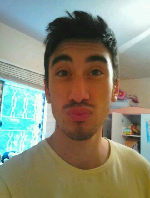 Fofo, ciumento, amigo ,Feio, mas surpreendente ;)  ... quer me conhecer aii segue *--* ! Sigo de volta só falar (; !!!      http://t.co/7Z176LhT