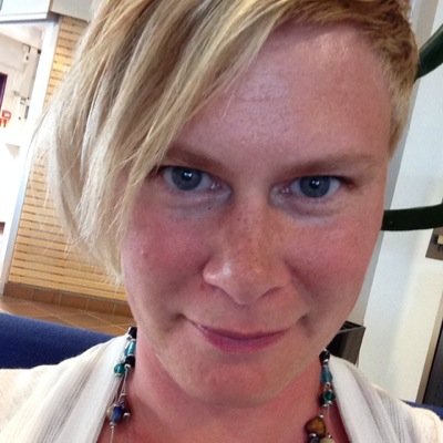 Jobbar på integrerade Folk-och skolbiblioteket i Kullavik.