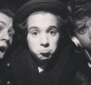 pls follow @beauty_frog she will follow back. she is vampette and 5sosfam