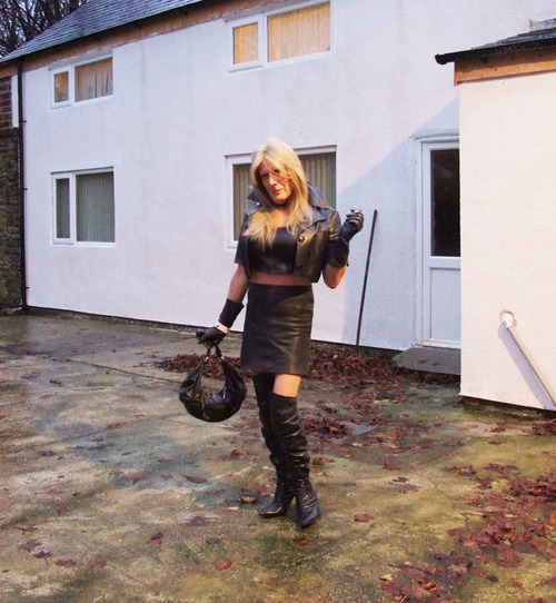 40 something tranny tart - make that 50 something - this tweeting can be very ageing - katiekinks3@yahoo.co.uk
