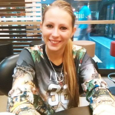 Poco a poco me doy cuenta de la gente que vale la pena en mi vida y la gente que crei por un tiempo que era algo y no lo es ;) Ávila