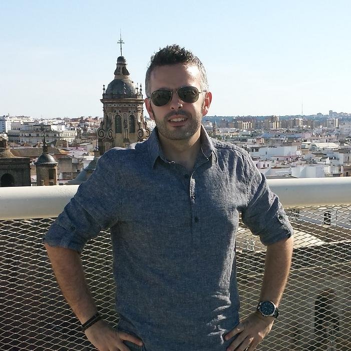 Poeta, bético, carnavalero, bohemio... y fundador del Melapelismo! Hay q vivir sin tener miedo a echar la vista atras y arrepentirte de lo que no hayas hecho...