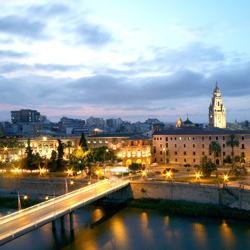Murcia. Con 438.246 habitantes,Murcia ocupa el 7º puesto en la lista de municipios de España por población. Visitanos¡¡¡