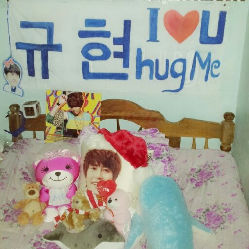 kyuhyun yang pertama,dan sungmin @imSML ...q perduli padamu♥♥♥~~~~

I'm 1989 line
 @gaemGyu is my bias:*
can meet & shake hand with him is my dreams^^