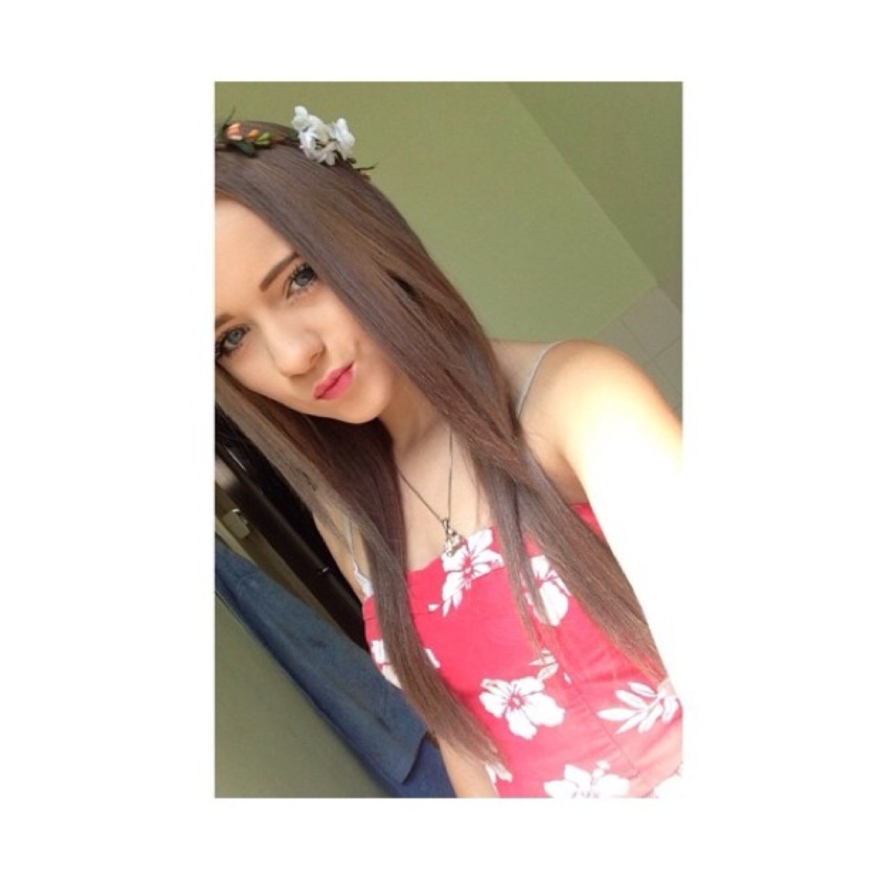@emmarayyyy I love Emma Ray so much so dont you all dare mess with her.Shes so pretty and so sweet!Shes an incredible person! #Moomersforlife #Emmanator ❤️