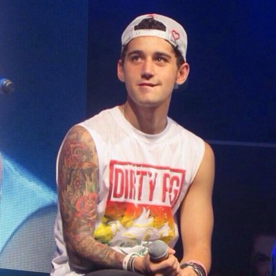 Please follow @GIGGLYJAI ! RT the first 6 tweets for a dm to 5/5 of the janoskians and calum!:)