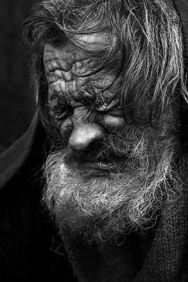 ضَــائع أنا , أبحَــثُ عن مَــلامح إبتسامتي , بينَ كومة وجَع و دمعه