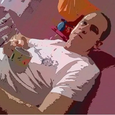 Birgün içinde oldu her şey. Boşluk bir gün içinde yuttu sonsuzluğu. Gölgeler kol kola samimiyet gösterisi içindeyken, sessizlik düşlere sığındı.